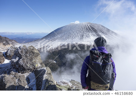 女登山者2從山上看著淺間山。 46158680