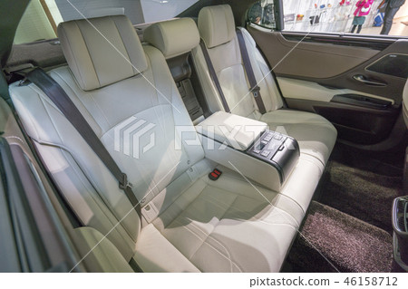 The back seat of the ES is luxury, luxury hospitality with luxury semi-aniline leather seat suitable for luxury sedan 46158712
