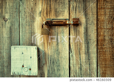 Rusty lock and keyhole on the entrance door. Rusty lock and keyhole on the entrance door. 46160309