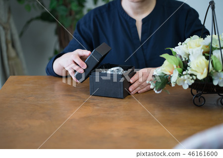 Present (hand focus) 46161600