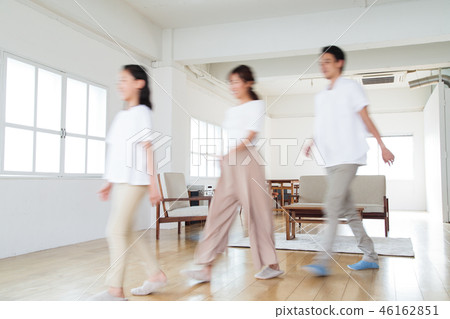家庭父母和孩子家庭女孩 46162851
