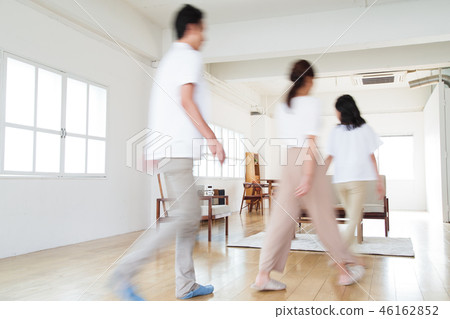家庭父母和孩子家庭女孩 46162852