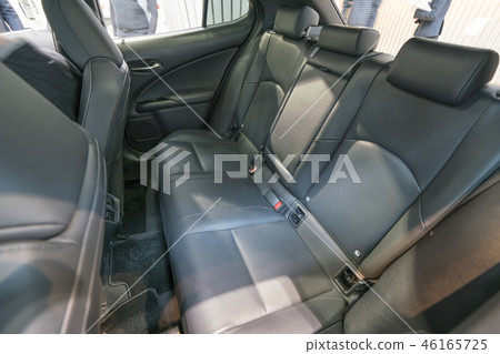 The UX rear seat is luxurious, and luxury hospitality is provided by the luxurious semi-aniline genuine leather seat that is suitable for luxury SUVs 46165725