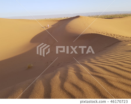 Small people figures in big desert Small people figures in big desert 46170723