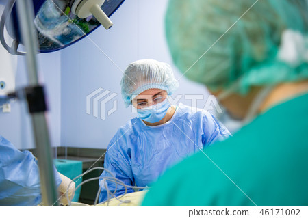 Surgeons team working in the hospital, operating room 46171002