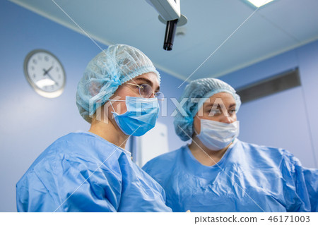 Surgeons team working in the hospital, operating room Surgeons team working in the hospital, operating room 46171003