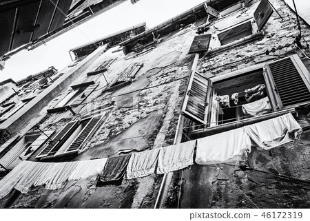 Hanging laundry in the windows of old house Rovinj Hanging laundry in the windows of old house Rovinj 46172319