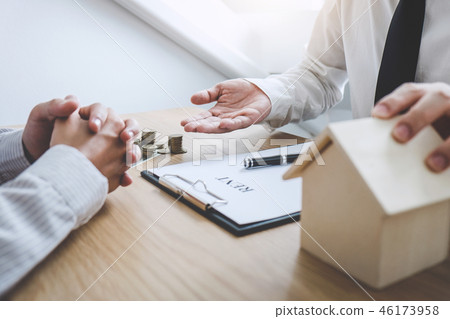 Business Signing a Contract Buy - sell house, insurance agent an Business Signing a Contract Buy - sell house, insurance agent an 46173958