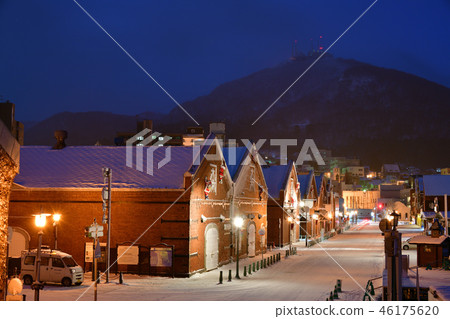 Taking a picture of the Hakodate Bay area in dawn, the scenery of the Kanamori warehouses of Christmas fantasy before dawn Taking a picture of the Hakodate Bay area in dawn, the scenery of the Kanamori warehouses of Christmas fantasy before dawn 46175620