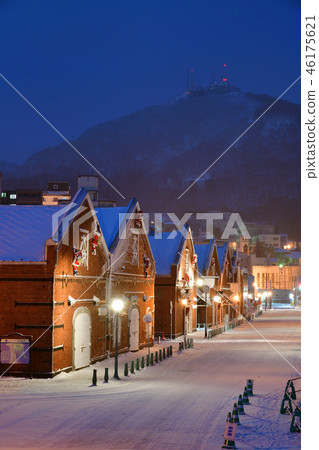 Taking a picture of the Hakodate Bay area in dawn, the scenery of the Kanamori warehouses of Christmas fantasy before dawn Taking a picture of the Hakodate Bay area in dawn, the scenery of the Kanamori warehouses of Christmas fantasy before dawn 46175621