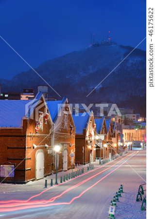 Taking a picture of the Hakodate Bay area in dawn, the scenery of the Kanamori warehouses of Christmas fantasy before dawn 46175622