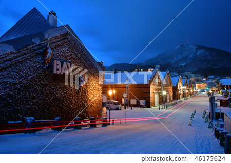 Taking a picture of the Hakodate Bay area in dawn, the scenery of the Kanamori warehouses of Christmas fantasy before dawn Taking a picture of the Hakodate Bay area in dawn, the scenery of the Kanamori warehouses of Christmas fantasy before dawn 46175624
