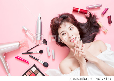woman smile and look somewhere 46176185