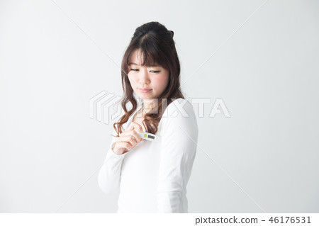Woman, thermometer, white back Woman, thermometer, white back 46176531