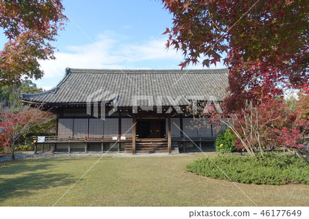 It is a view of the temple of Meishu (Keishu-den) in Kyoto and Yamashina and the Meisaku Garden in autumn It is a view of the temple of Meishu (Keishu-den) in Kyoto and Yamashina and the Meisaku Garden in autumn 46177649