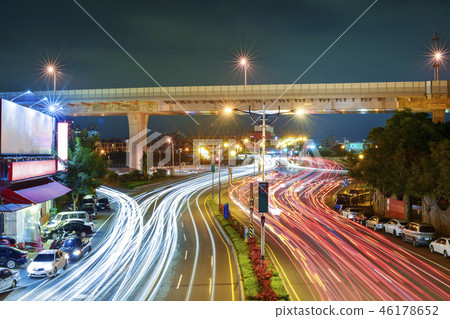 It is a light-duty city, a red-white Japanese-colored car track on the road, and an extraordinary color. 46178652