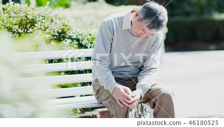 old man with knee problem old man with knee problem 46180525