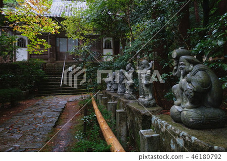 在滋賀縣彥根市與Odong Kannon Hall一同排列的七福神鵰像 在滋賀縣彥根市與Odong Kannon Hall一同排列的七福神鵰像 46180792