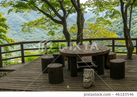 Small picnic table and benches 46183546
