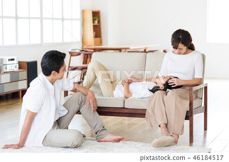 家庭父母和兒童家庭女孩女性生活 46184517