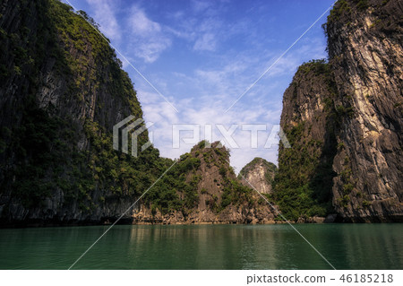 Halong bay 46185218