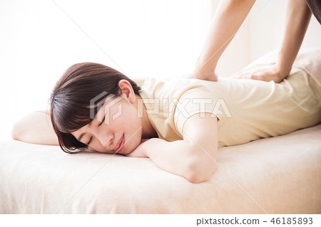 Massage beauty man bodydresser chiropractic female patient Massage beauty man bodydresser chiropractic female patient 46185893