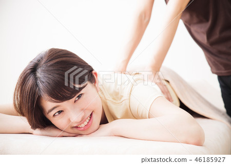 Massage beauty man bodydresser chiropractic female patient Massage beauty man bodydresser chiropractic female patient 46185927