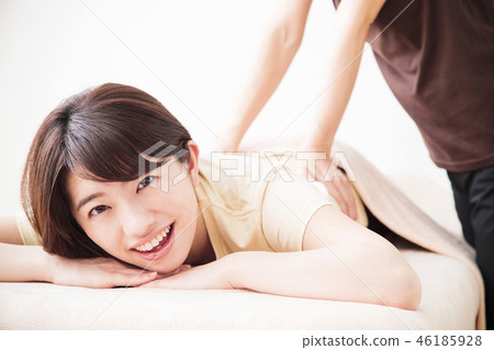 Massage beauty man bodydresser chiropractic female patient Massage beauty man bodydresser chiropractic female patient 46185928