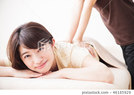 Massage beauty man bodydresser chiropractic female patient Massage beauty man bodydresser chiropractic female patient 46185929