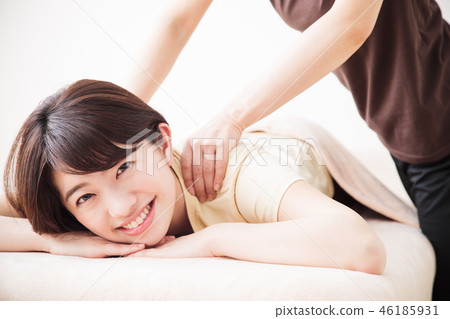 Massage beauty man bodydresser chiropractic female patient Massage beauty man bodydresser chiropractic female patient 46185931
