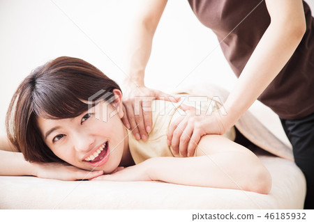 Massage beauty man bodydresser chiropractic female patient Massage beauty man bodydresser chiropractic female patient 46185932