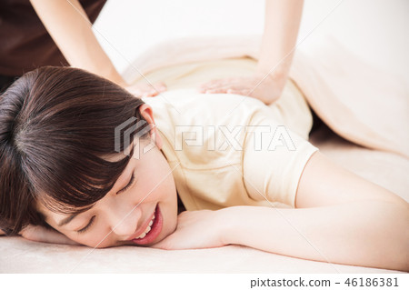 Massage beauty man bodydresser chiropractic female patient Massage beauty man bodydresser chiropractic female patient 46186381