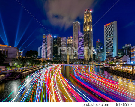 新加坡的夜景和船屋的光線 新加坡的夜景和船屋的光線 46186559