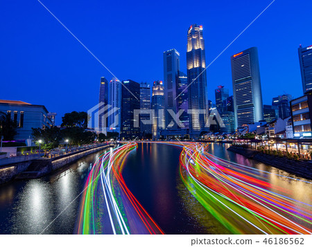 新加坡的夜景和船屋的光線 新加坡的夜景和船屋的光線 46186562