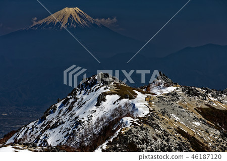 從山上看到的富士山和Yakushidake山。 從山上看到的富士山和Yakushidake山。 46187120