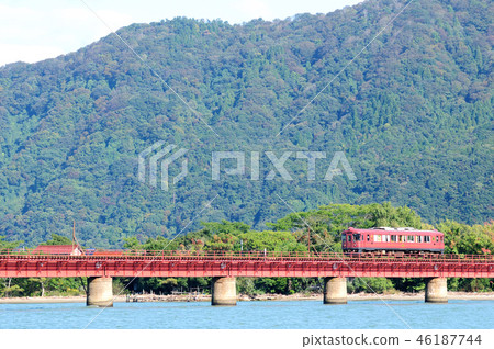 橫穿Yura河橋樑的京都Tango鐵路火車 橫穿Yura河橋樑的京都Tango鐵路火車 46187744