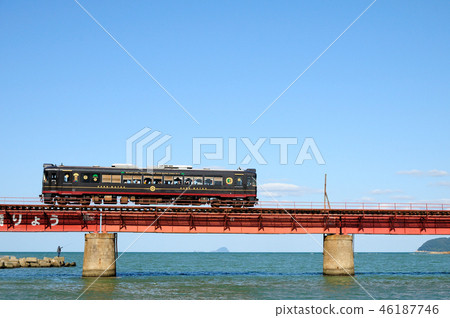 橫穿Yura河橋樑的京都Tango鐵路火車 46187746