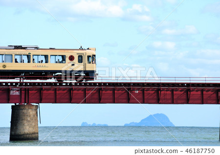 橫穿Yura河橋樑的京都Tango鐵路火車 橫穿Yura河橋樑的京都Tango鐵路火車 46187750