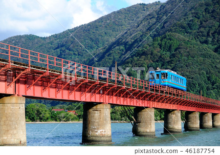 橫穿Yura河橋樑的京都Tango鐵路火車 橫穿Yura河橋樑的京都Tango鐵路火車 46187754