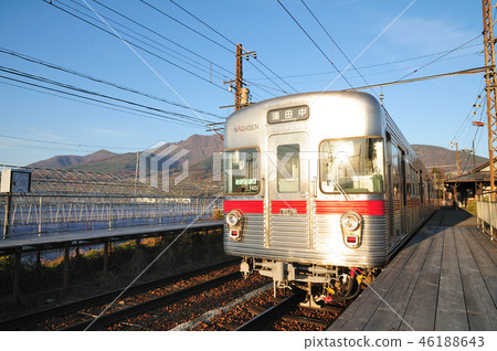 長野電鐵3500系列火車等待在滋賀山背景的離開 長野電鐵3500系列火車等待在滋賀山背景的離開 46188643