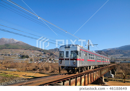 穿越夜間橋樑的長野電鐵3500系列火車 46188649