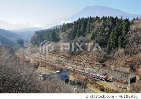 Shina的鐵路115系列火車在背景中穿過死山反對Kurohime山 Shina的鐵路115系列火車在背景中穿過死山反對Kurohime山 46188916