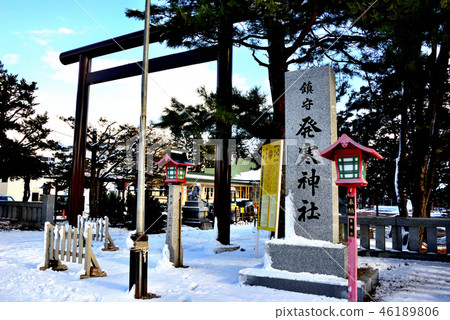 冬季鳥居和札幌市溫泉神社的公司紀念碑 46189806