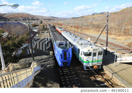 Atsunai站,特快列車和普通列車的交流風景 Atsunai站,特快列車和普通列車的交流風景 46190011