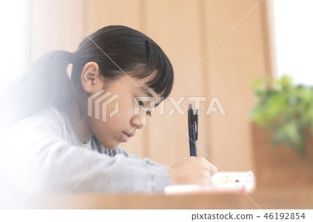 小學女生學習 46192854