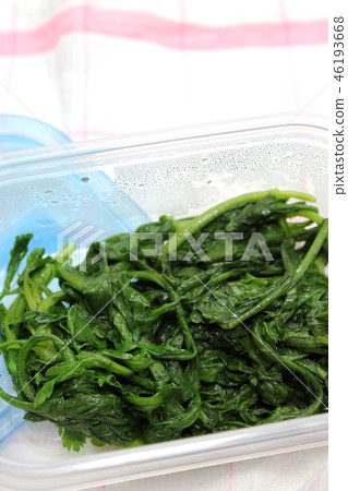 Put it in boiled spring chrysanthemum tappa and save it Put it in boiled spring chrysanthemum tappa and save it 46193668