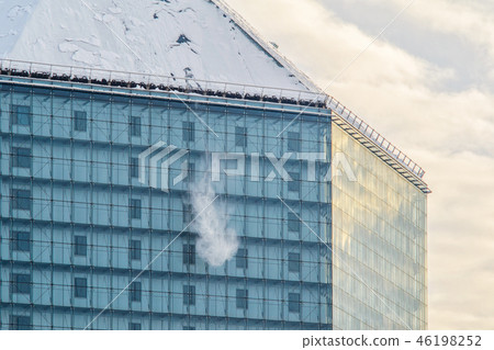 Sloping glass facade wall winter problems 46198252