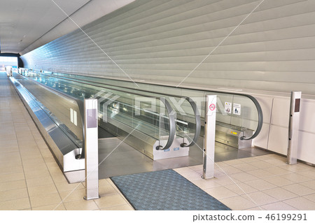 [Moving sidewalk] 46199291