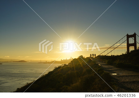 People jogging in the sunrises around the San Francisco Golden Gate Bridge 46201336