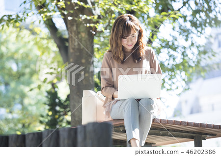 Walking Women Walking Women 46202386